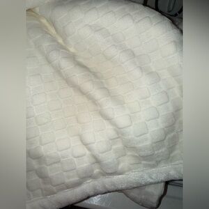 Queen Jacquard Cream/White Blanket - NWOT